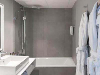 bathroom - hotel novotel le havre centre gare (g) - le havre, france