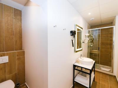 bathroom - hotel best western plus le havre centre gare - le havre, france