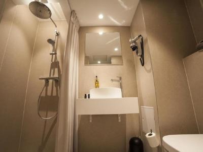 bathroom - hotel la valiz - lille, france