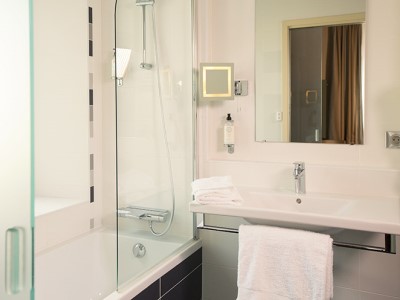 bathroom - hotel best western plus richelieu - limoges, france