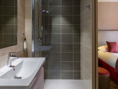 bathroom 1 - hotel best western plus richelieu - limoges, france