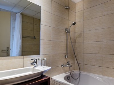 bathroom - hotel croix des bretons (g) - lourdes, france
