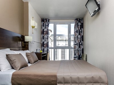 bedroom - hotel croix des bretons (g) - lourdes, france