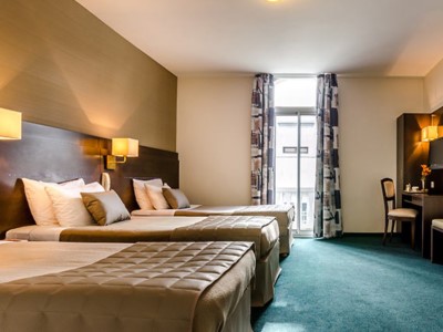 bedroom 1 - hotel croix des bretons (g) - lourdes, france