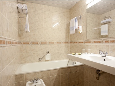 bathroom 1 - hotel roissy - lourdes, france