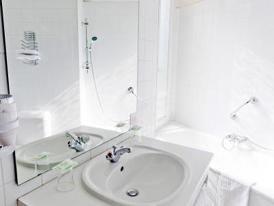bathroom 1 - hotel continental - lourdes, france