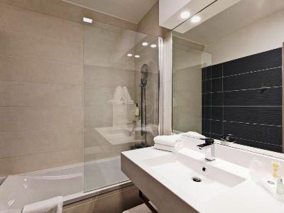 bathroom - hotel best western crequi lyon part dieu - lyon, france
