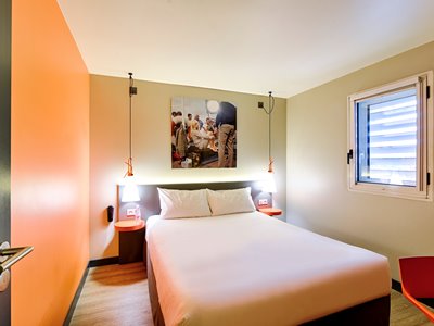 bedroom 1 - hotel ibis styles lyon confluence - lyon, france
