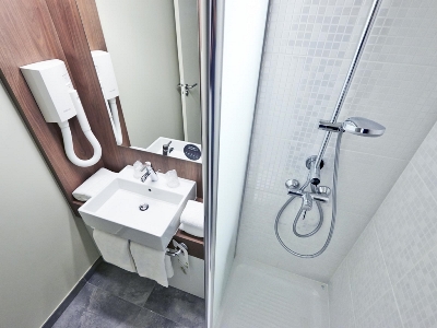 bathroom - hotel campanile lyon gare perrache confluence - lyon, france