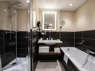 bathroom - hotel crowne plaza lyon - cite internationale - lyon, france