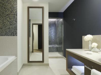 bathroom 1 - hotel intercontinental lyon - hotel dieu - lyon, france
