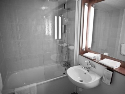 bathroom - hotel campanile lyon ouest tassin - lyon, france