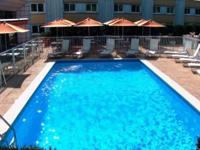 outdoor pool - hotel novotel macon nord - macon, france