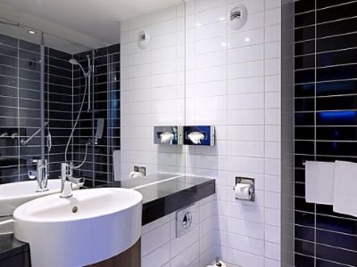 bathroom - hotel holiday inn express montpellier odysseum - montpellier, france