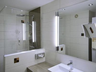 bathroom - hotel mercure montpellier centre comedie - montpellier, france