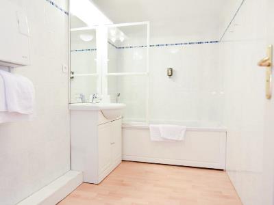 bathroom - hotel residhotel mulhouse centre - mulhouse, france