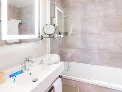 bathroom - hotel best western mulhouse salvator centre - mulhouse, france
