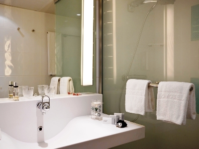 bathroom - hotel novotel mulhouse bale fribourg - mulhouse, france
