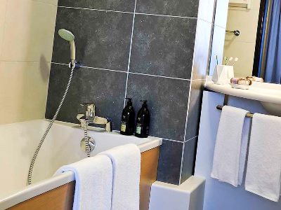 bathroom - hotel aparthotel adagio nantes centre - nantes, france