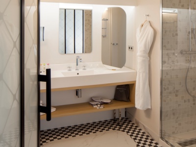 bathroom - hotel mercure nantes centre gare - nantes, france