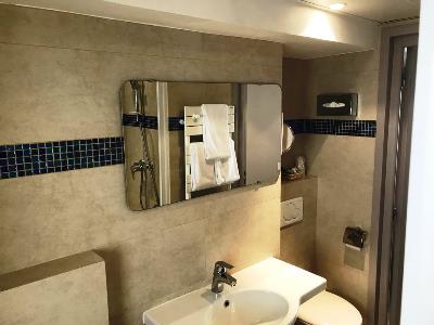 bathroom - hotel de la fontaine - nice, france