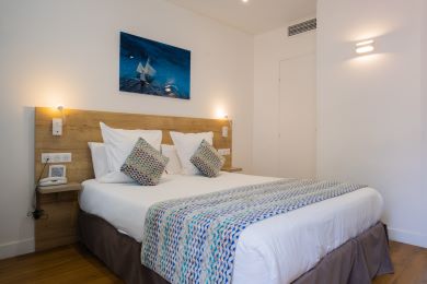 bedroom - hotel de la fontaine - nice, france