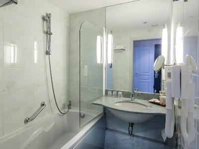 bathroom - hotel best western alba - nice, france