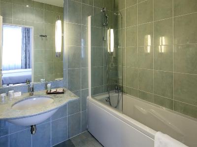 bathroom 1 - hotel best western alba - nice, france