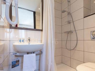 bathroom - hotel isidore nice stade - nice, france