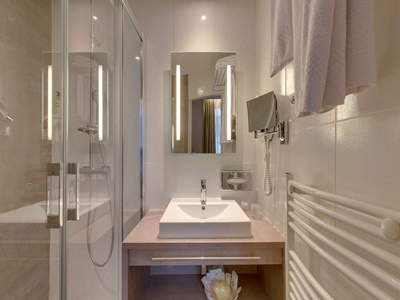 bathroom - hotel best western d'arc orleans - orleans, france
