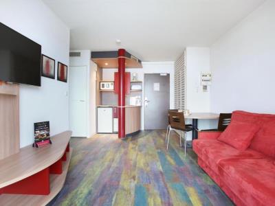 bedroom - hotel suite home saran - orleans, france