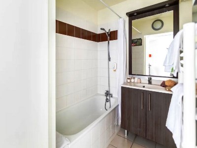 bathroom - hotel aparthotel adagio access orleans - orleans, france