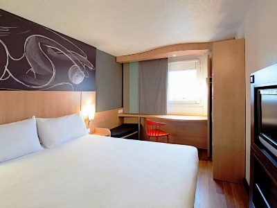 bedroom - hotel ibis orleans centre foch - orleans, france