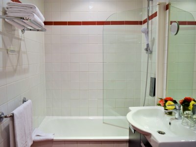 bathroom 2 - hotel 29 lepic - paris, france