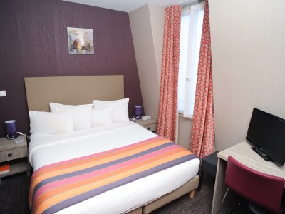 standard bedroom - hotel 29 lepic - paris, france