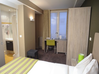 standard bedroom 1 - hotel 29 lepic - paris, france