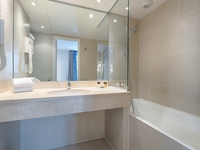 bathroom 1 - hotel a la villa des artistes - paris, france