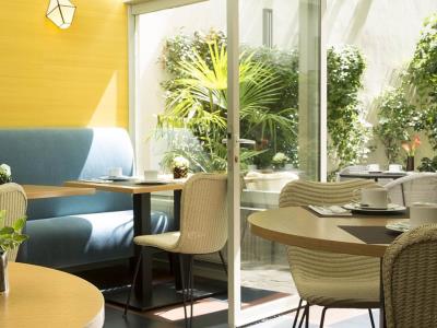 breakfast room - hotel a la villa des artistes - paris, france