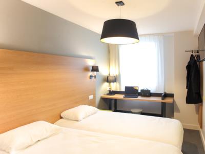 bedroom 1 - hotel reseda - paris, france