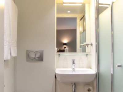 bathroom - hotel reseda - paris, france
