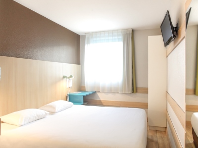 standard bedroom - hotel reseda - paris, france