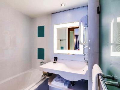 bathroom - hotel novotel gare montparnasse - paris, france