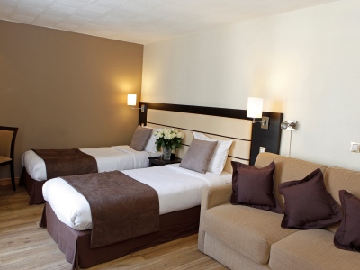 bedroom 5 - hotel sure by bw paris gare du nord - paris, france