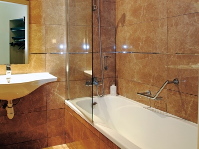 bathroom 2 - hotel sure by bw paris gare du nord - paris, france