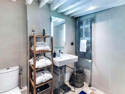 bathroom - hotel mercure paris opera grands boulevards - paris, france