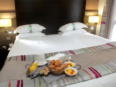 bedroom 3 - hotel holiday inn paris montmartre - paris, france