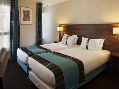 bedroom 1 - hotel holiday inn paris montmartre - paris, france