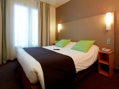 bedroom - hotel campanile maine montparnasse - paris, france