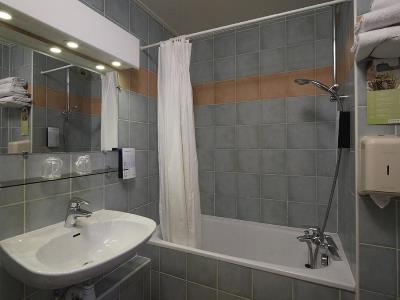 bathroom - hotel campanile maine montparnasse - paris, france