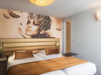 bedroom - hotel le bon - paris, france